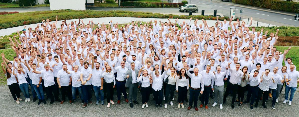 Gruppenbild der motivierten Mitarbeiter von OMS Prüfservice GmbH